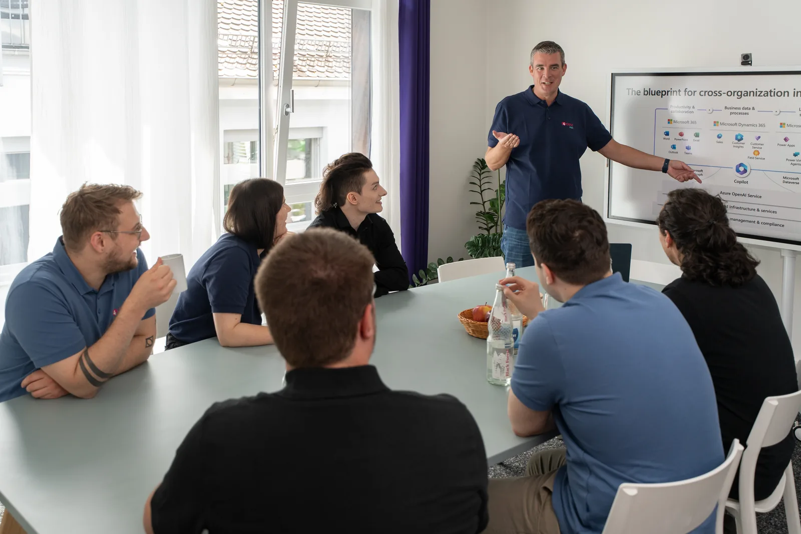Besprechung im Konferenzraum mit Auswertung auf dem Bildschirm
