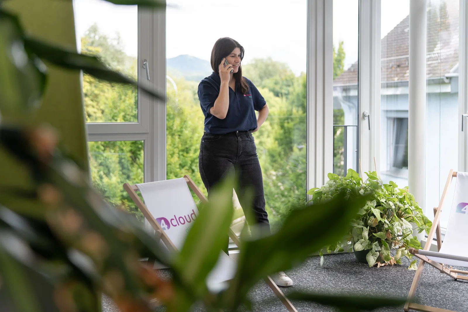 Kollegin im Kundengespräch am Telefon